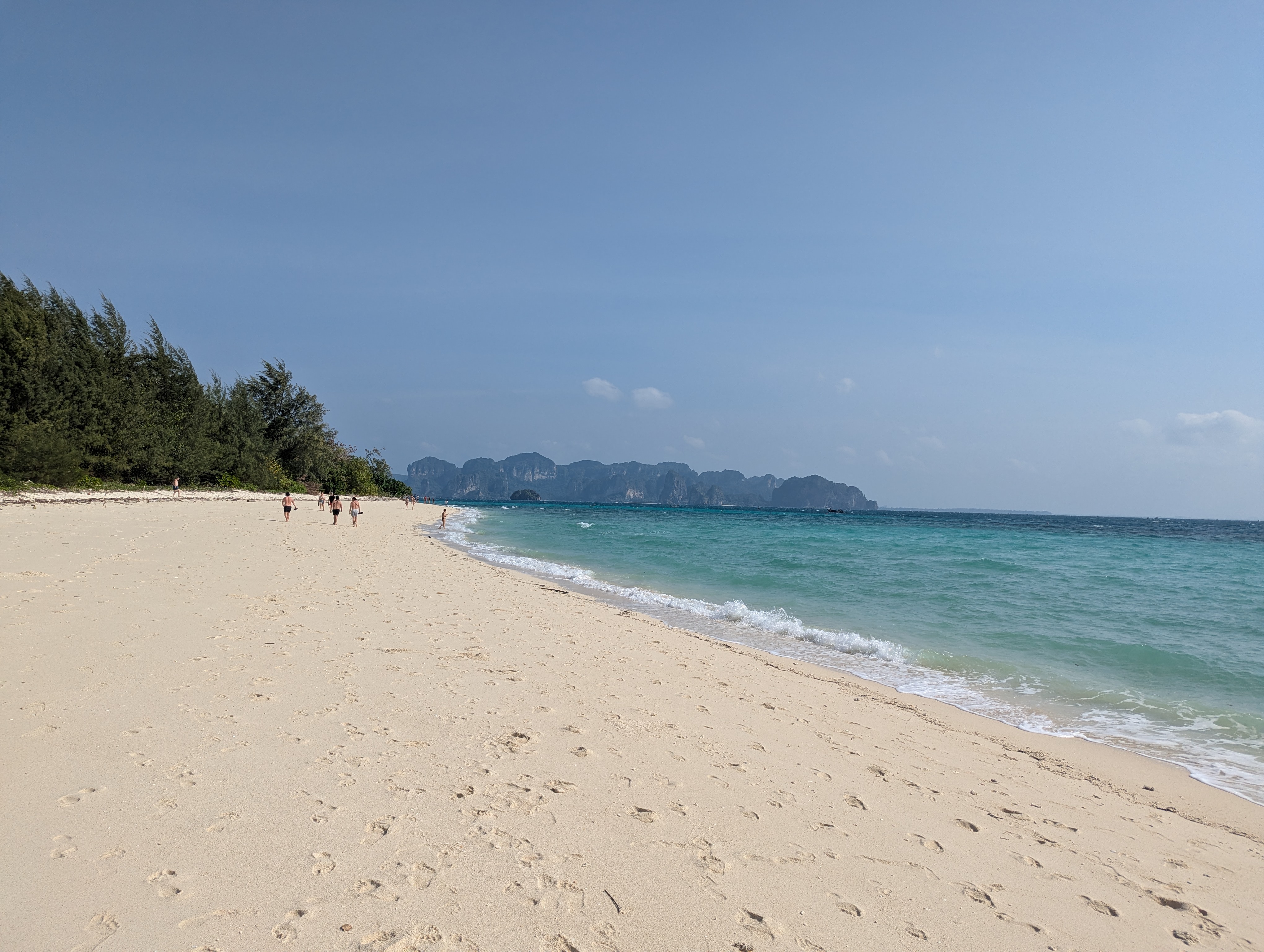 A photo of a nearly empty beach on Ko Poda in Thailand.